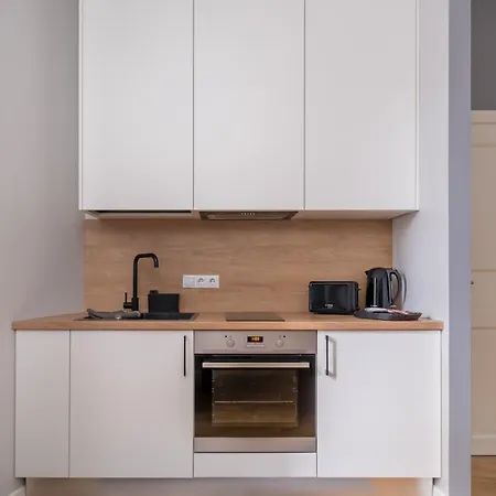 New! Quiet With Elevator, 9 Min Walk To Old Town Appartamento