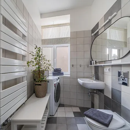 New! Quiet With Elevator, 9 Min Walk To Old Town