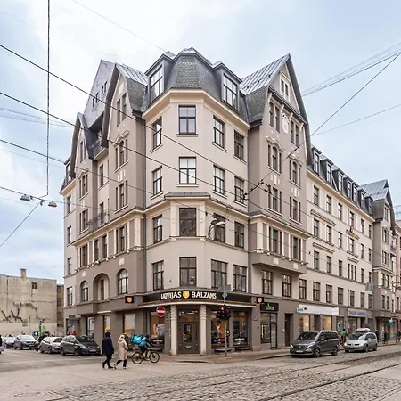 New! Quiet With Elevator, 9 Min Walk To Old Town Apartment *